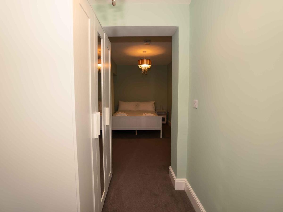 Pass The Keys Newly Renovated 2 Bedroom Apartment And Free Parking สการ์โบโรห์ ภายนอก รูปภาพ