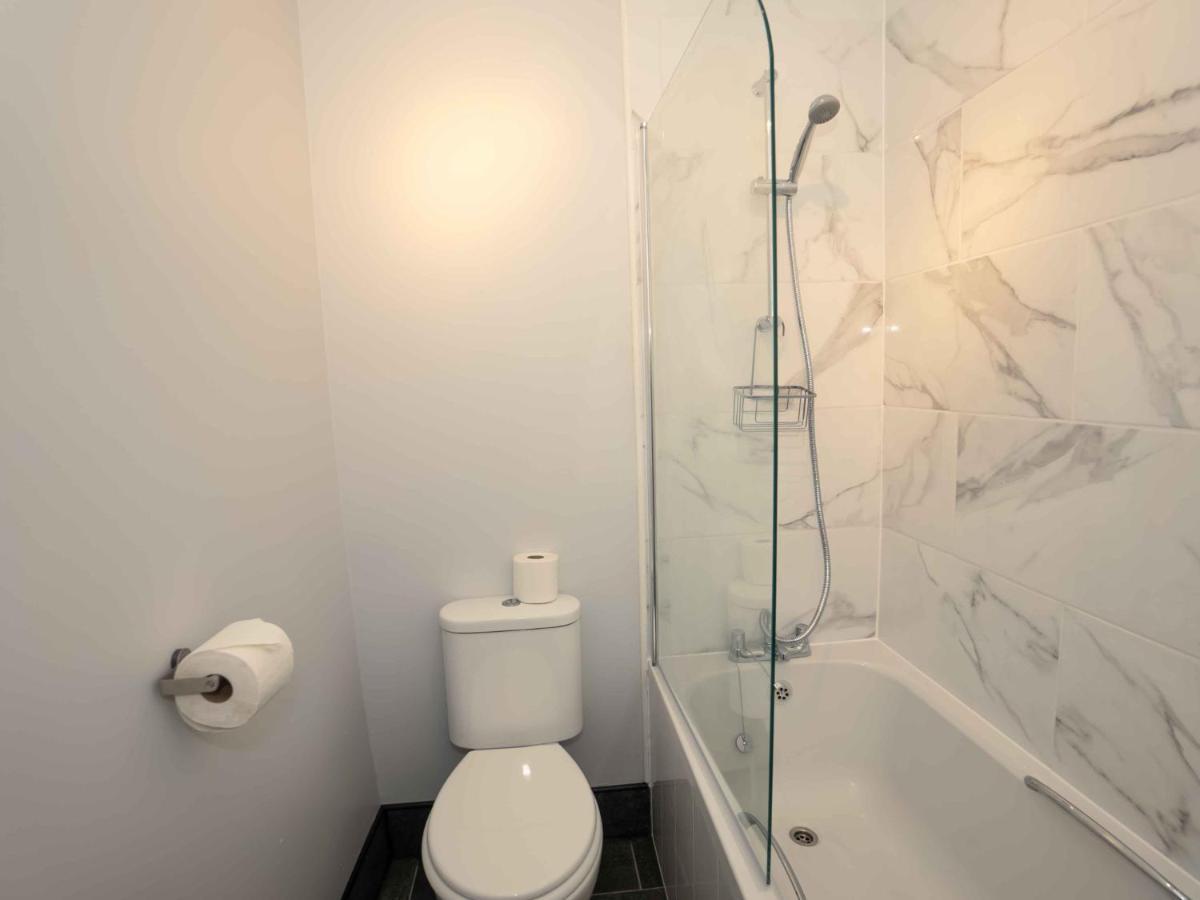 Pass The Keys Newly Renovated 2 Bedroom Apartment And Free Parking สการ์โบโรห์ ภายนอก รูปภาพ